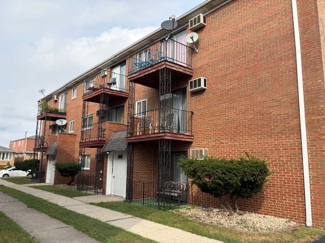 6153 W 64th Pl in Chicago, IL - Building Photo