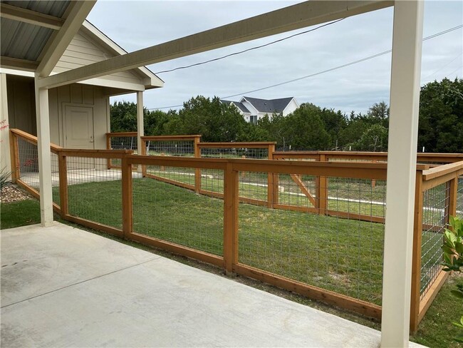 325 Rose Dr in Dripping Springs, TX - Building Photo - Building Photo