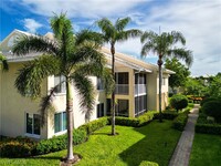 5811 Glencove Dr in Naples, FL - Foto de edificio - Building Photo