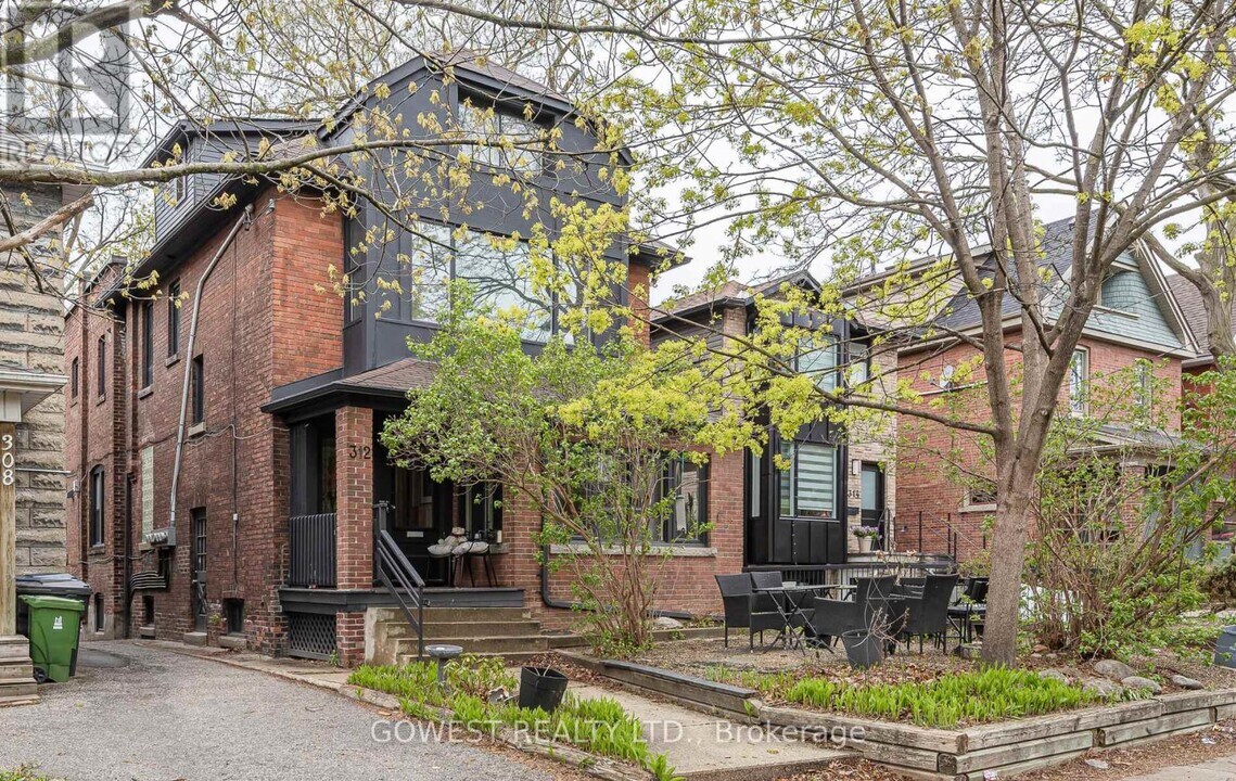 312-312 Quebec Ave in Toronto, ON - Building Photo
