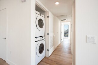 New Luxury Modern 1 & 2 Bedroom Apartments in Los Angeles, CA - Foto de edificio - Interior Photo