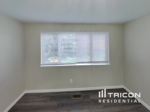 1435 SE Vallair Ct in Port Orchard, WA - Building Photo - Building Photo