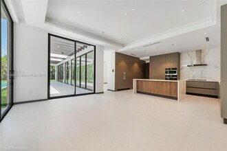 8000 SW 62nd Ct in South Miami, FL - Building Photo - Building Photo
