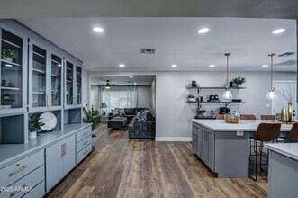 8325 E Granada Rd in Scottsdale, AZ - Building Photo - Building Photo