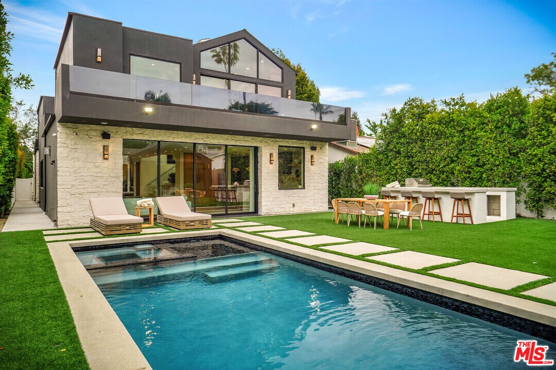 15602 Morrison St in Los Angeles, CA - Building Photo