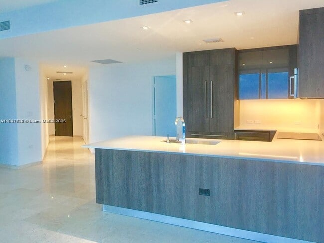 88 SW 7th St, Unit 3402 in Miami, FL - Building Photo - Building Photo