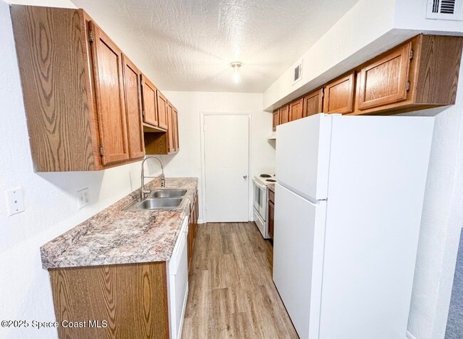 2130 Forest Knoll Dr NE in Palm Bay, FL - Foto de edificio - Building Photo