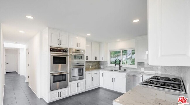 15851 Mulholland Pl in Los Angeles, CA - Building Photo - Building Photo