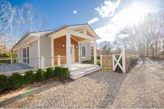 30 Hampton Ct in Bridgehampton, NY - Building Photo - Building Photo
