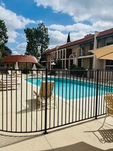 5477 Nestle Ave, Unit 9 in Tarzana, CA - Building Photo - Building Photo