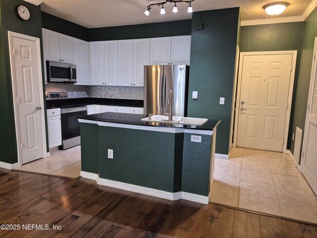 8539 Gate Pkwy W in Jacksonville, FL - Building Photo - Building Photo