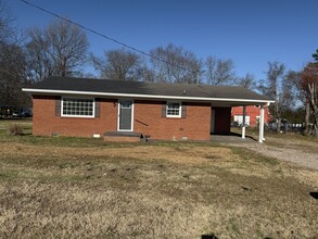 225 Plainview Dr in Savannah, TN - Foto de edificio - Building Photo