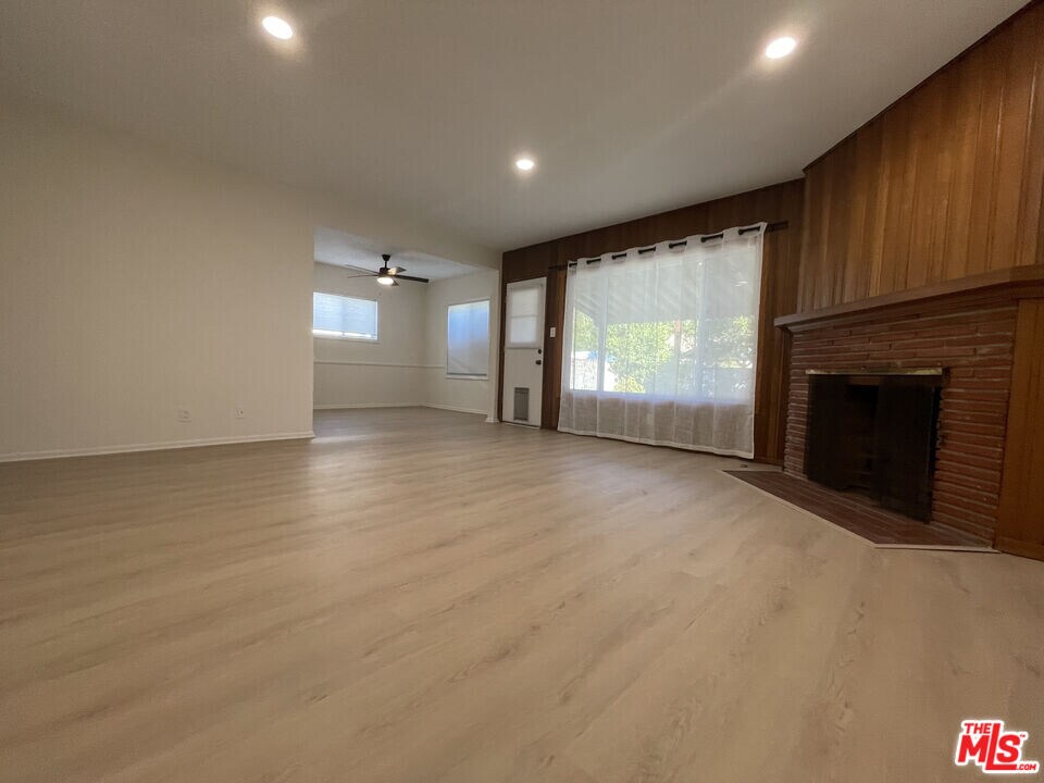 7022 Cantaloupe Ave in Los Angeles, CA - Building Photo