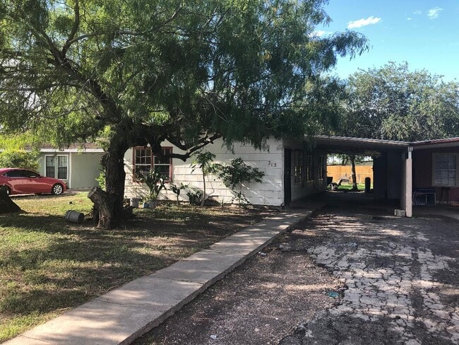 215 Adkins Dr in Harlingen, TX - Foto de edificio - Building Photo