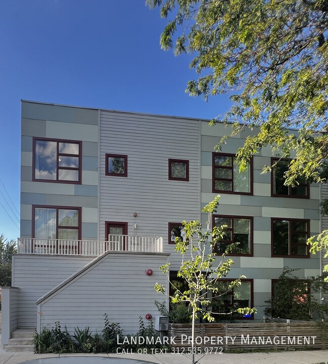 2810 W Walton St in Chicago, IL - Building Photo