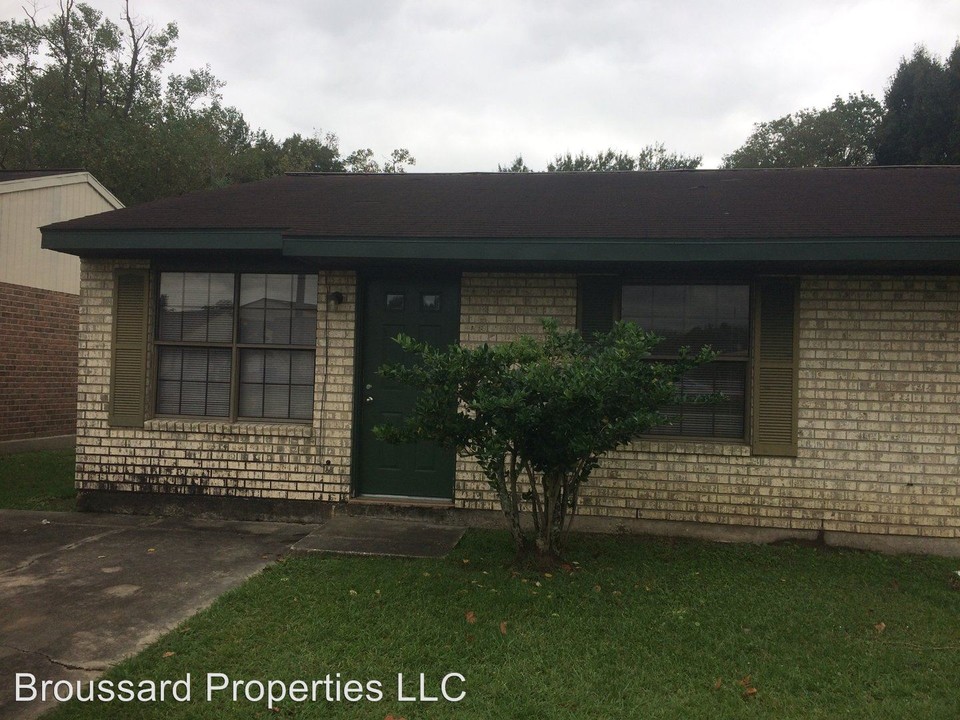 401 Knollwood Dr in Lafayette, LA - Building Photo