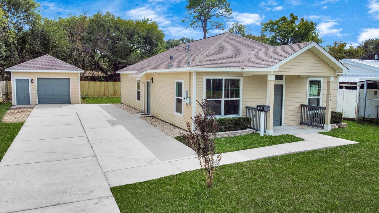 703 23rd Ave N in Texas City, TX - Building Photo