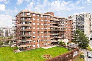 Condominium La Tour De L'Ile in Laval, QC - Building Photo
