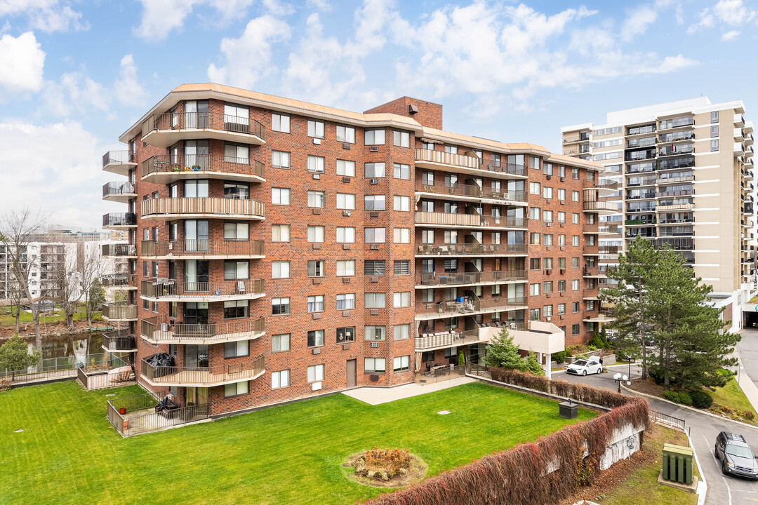 Condominium La Tour De L'Ile in Laval, QC - Building Photo