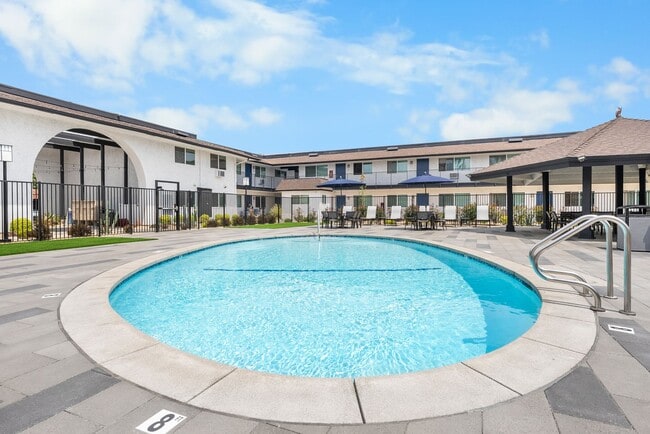 The Lincoln on Grand in Anaheim, CA - Foto de edificio - Building Photo