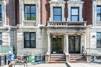 713 Eastern Pky in Brooklyn, NY - Foto de edificio - Building Photo