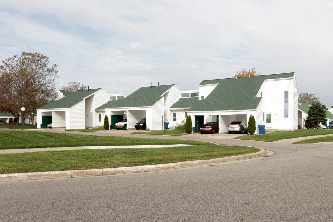 Meadowlanes Townhomes in Holland, MI - Building Photo