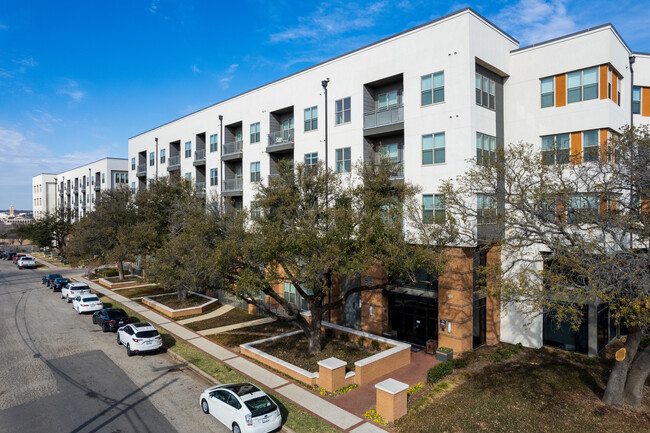 The Drake on Summit in Fort Worth, TX - Building Photo - Building Photo