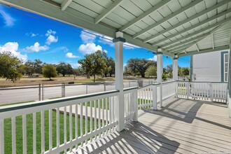 2209 N Flores St in San Antonio, TX - Foto de edificio - Building Photo