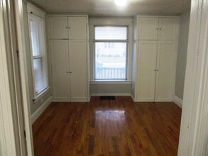 913 W Grove St in Bloomington, IL - Foto de edificio - Building Photo