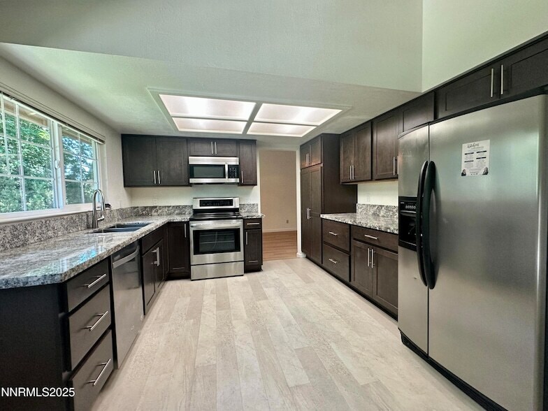 1965 Woodtrail Dr in Sparks, NV - Foto de edificio