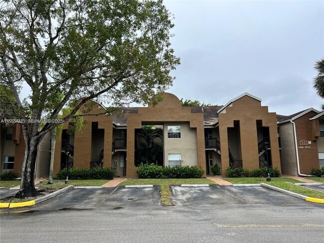 665 SW 113th Way in Pembroke Pines, FL - Building Photo - Building Photo