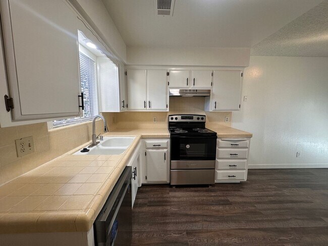 2500-2504 W Chestnut Ct in Visalia, CA - Building Photo - Building Photo