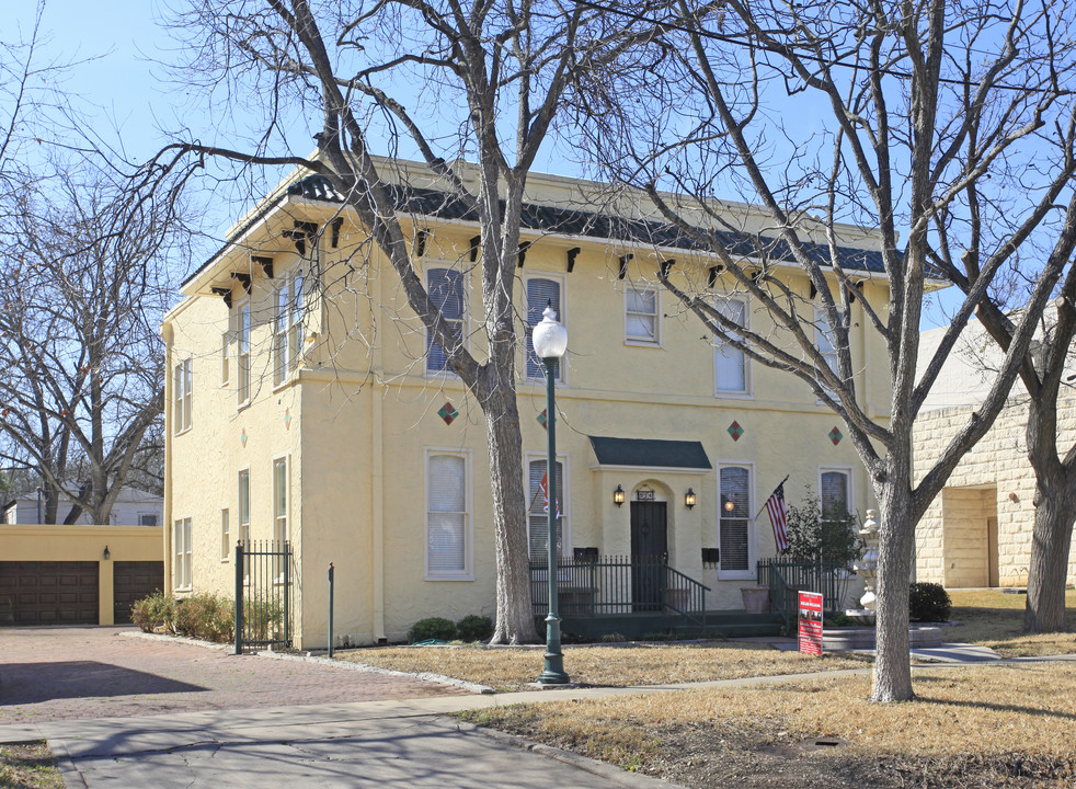 514 E University Ave in Georgetown, TX - Building Photo