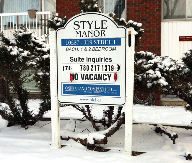 Style Manor in Edmonton, AB - Building Photo - Building Photo