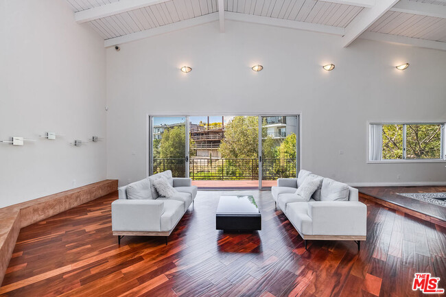 9314 Sierra Mar Dr in Los Angeles, CA - Building Photo - Building Photo