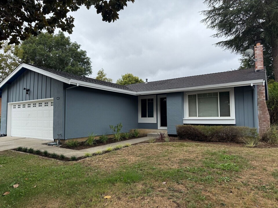7425 Wren Ave in Gilroy, CA - Building Photo