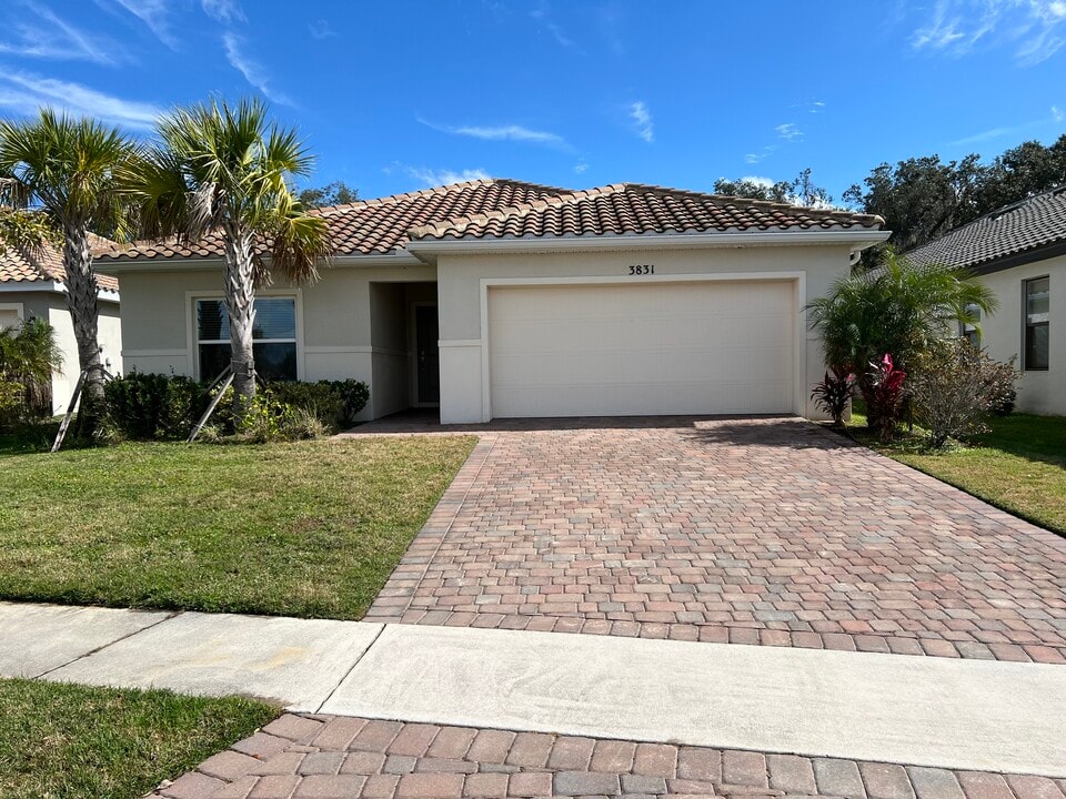 3831 Carrick Bend Dr in Kissimmee, FL - Building Photo
