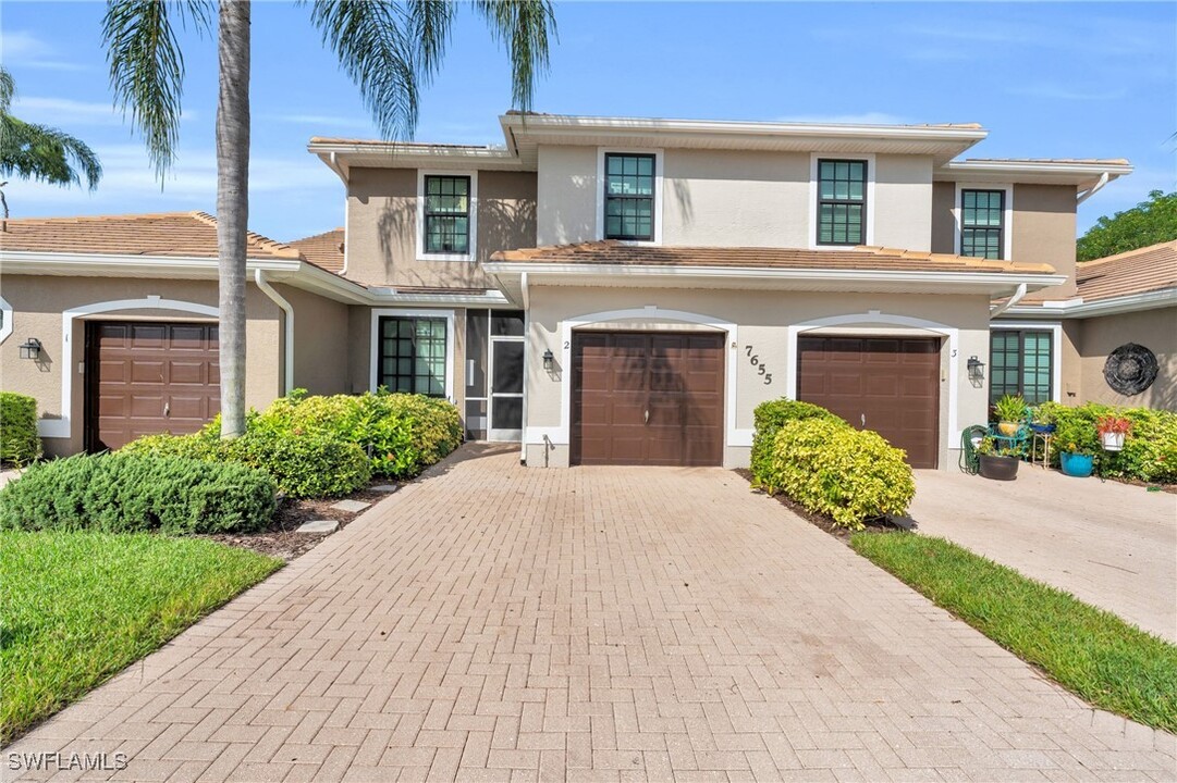 7655 Meadow Lakes Dr in Naples, FL - Foto de edificio