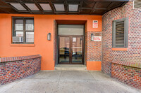 8306 Vietor Ave in Elmhurst, NY - Foto de edificio - Building Photo