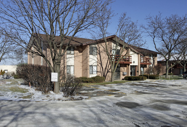 Market Square Apartments in Menomonee Falls, WI - Foto de edificio - Building Photo