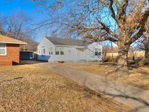1127 East 26th Pl N in Tulsa, OK - Foto de edificio - Building Photo