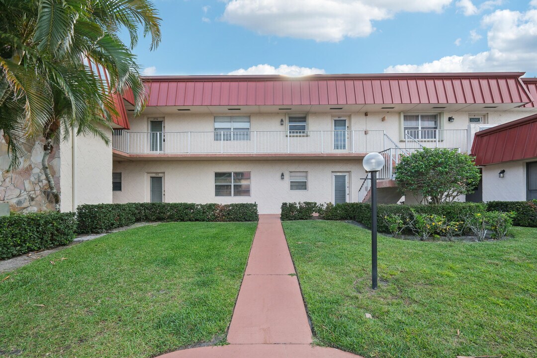 12012 Greenway Cir S in Royal Palm Beach, FL - Building Photo