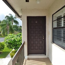 8045 Eastlake Dr in Boca Raton, FL - Foto de edificio - Building Photo