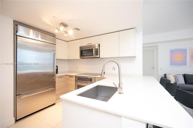 1300 Brickell Bay Dr, Unit 1601 in Miami, FL - Building Photo - Building Photo
