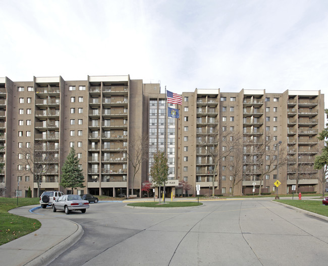 Hazelcrest Place Apartments & Townhomes in Hazel Park, MI - Foto de edificio - Building Photo