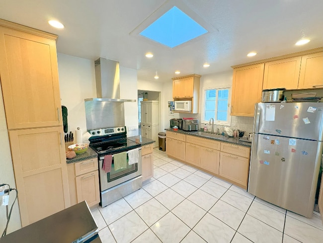 property at 86 Everglade Dr