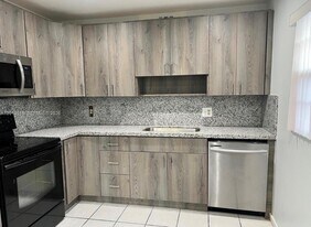 150 SW 134th Way in Pembroke Pines, FL - Building Photo