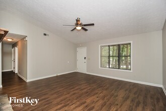 1049 Rolling Green Dr in Acworth, GA - Foto de edificio - Building Photo