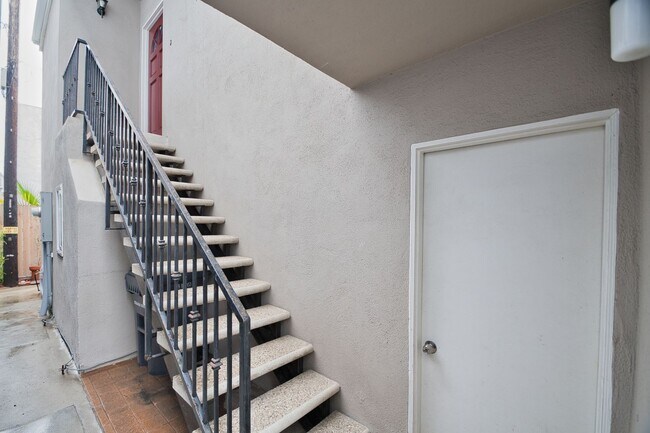 120 El Porto St-Unit -upper in Manhattan Beach, CA - Building Photo - Building Photo