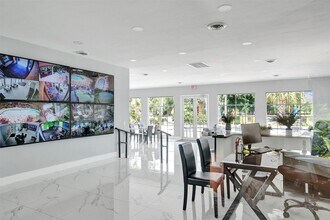 10733 Cleary Blvd in Plantation, FL - Foto de edificio - Building Photo